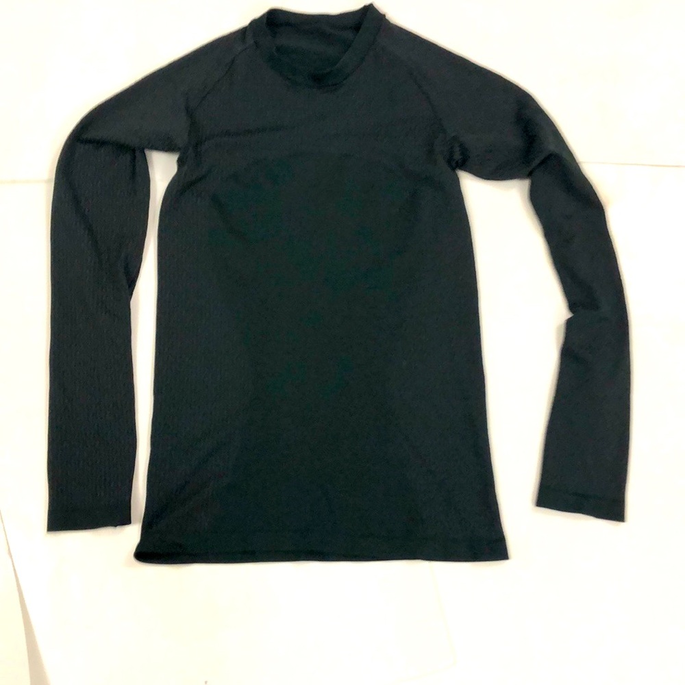 Lululemon M Top Black long sleeve logo all over design excellent condition 😎 ❤️